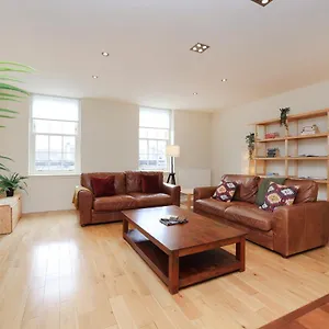 Joivy Spacious 2 Bed,2 Bath Flat, Free Parking And Rooftop Terrace Apartment